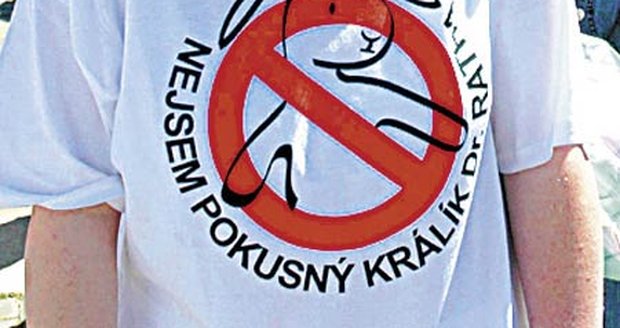 Tričko s emblémem protestujícím proti ministru Rathovi