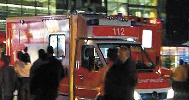Sanitka odváží pobodané. Ti netuší, že si vezou virus HIV