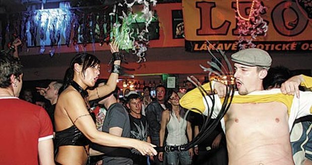 Pár pěkných šlinců na břiše. To si někteří návštěvníci odnesli ze Sexappeal party