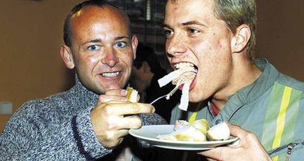 Martin Hranáč si pochutnával na šunce, kterou ho krmil organizátor akce David Novotný