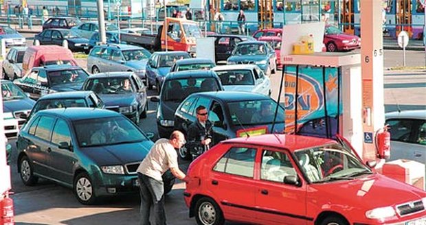 Motoristé zablokovali pumpu i příjezdové pruhy
