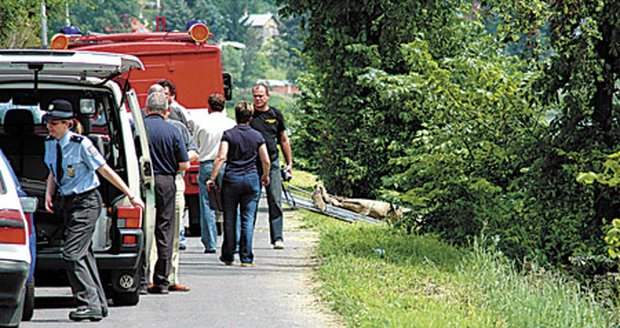 Místo kolem nálezu koberce policie bedlivě střežila