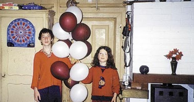 Hrozen balonků a jeho nálezkyně vnučka Karla Šuka Terezka Zambojová