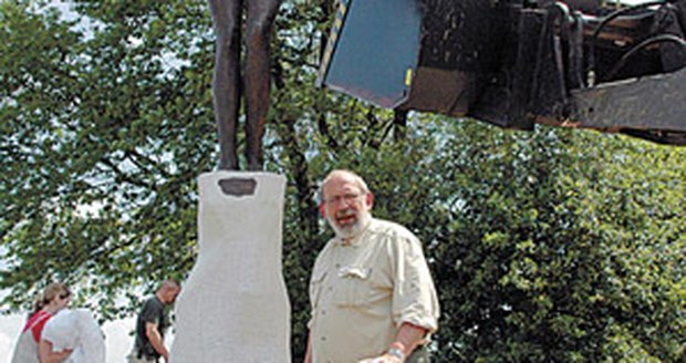 Jan Mičánek si instalaci své sochy v krajině nemohl nechat ujít