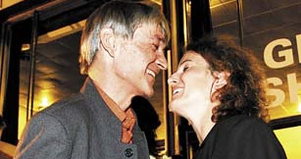 Bříško Petry Jungmannové, partnerky Vladimíra Dlouhého, utěšeně roste