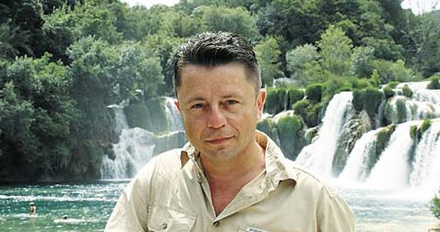 Nový muž, opálený a odpočatý Petr Muk na výletě v národním parku Krka, kde se před lety natáčel Vinnetou