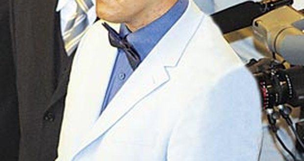 Sněmovní nováčci - s motýlkem dorazil Daniel Petruška (ODS)...