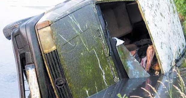 Když hasiči vytáhli auto, naskytl se jim hrůzný pohled. Za volantem seděla mrtvola.