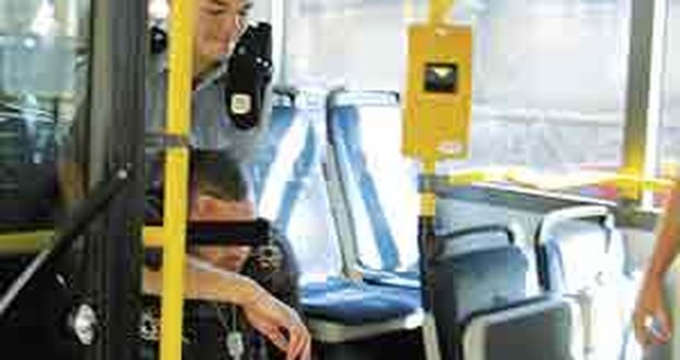 Opilce se bál řidič i jeho kolega dopravák vzbudit. Zakročit musela policie
