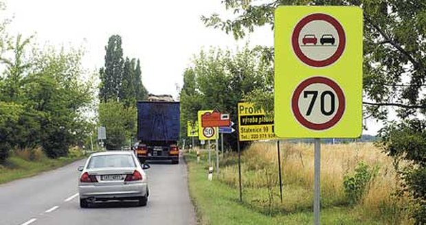Silnice z pražského Suchdola na Horoměřice je klasický příklad. Cedule se ´sedmdesátkou´ po deseti metrech, už mimo Prahu, střídá zase ´padesátka´...