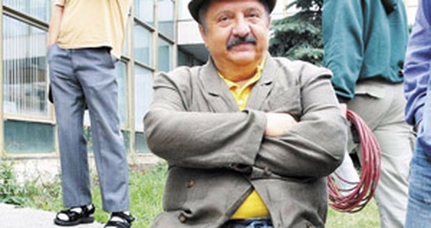 Zdřevěnělý Marián Labuda proseděl dvě hodiny v autě. Na to si o pauze musel sednout.
