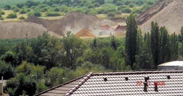 To je panoráma! Kopci vévodí rachotící monstrum