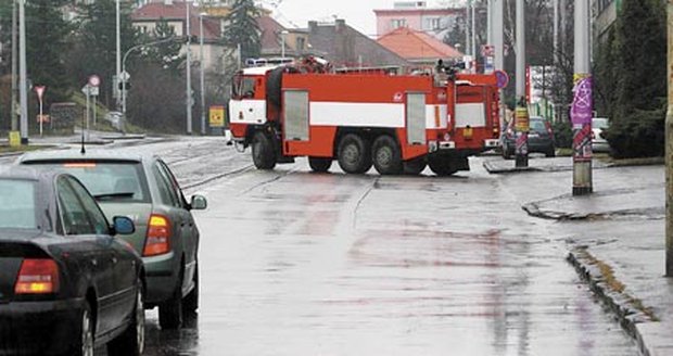 Hasičská auta vyjíždějí rychle, počítají, že řidiči semafory respektují
