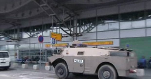 Obrněný transportér před letištěm