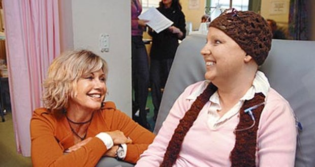 Hvězda filmu "Pomáda" pomáhá Olivia Newton-John si s nemocnými ráda povídá