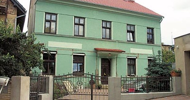 V tomto domě S. ženu věznil