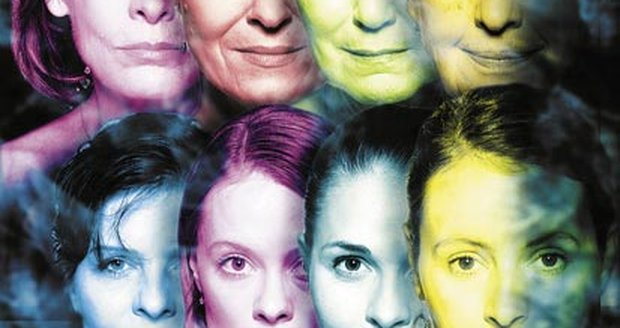 Reklamní plakát: dílo Lindy a jejího tatínka. Zleva: Marie Málková, Chantal Poullain, Emma Černá, Nina Divíšková, Jana Krausová, Linda Rybová, Kateřina Wintrová a Lenka Vlasáková