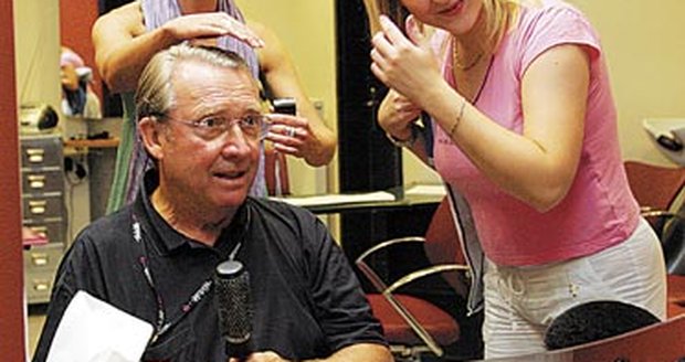 Hercova přítelkyně Sarah Biderman (vpravo) a kadeřnice Tereza se přely, zda zůstat u majestátních šedin, anebo dát blond přeliv. Vyhrála příroda.