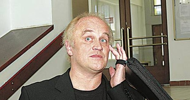 Před vstupem do soudní síně se Michael Kocáb stačil upravit