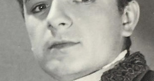 Ladislav Smoljak jako Maccario
v inscenaci Loď do Smyrny
v ochotnickém divadle v Nuslích
v roce 1952
