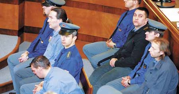 Berdychův gang se zpovídá před soudem. Teď je velká naděje,
že mezi jeho členy zasedne i Půta se Šulejem.
