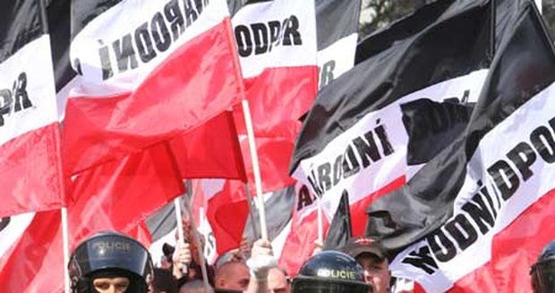 Neonacisté z Národního odporu při pochodu Prahou