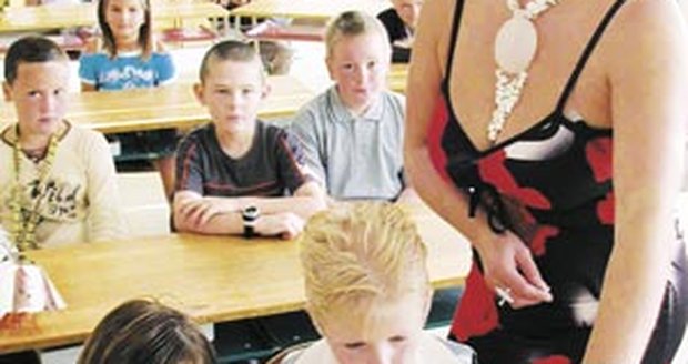 Tyto děti z malotřídky v Lomu u Tachova okradl jejich učitel, když jim vytuneloval školu. Nová kantorka Jana Urbanová (na snímku) pak neměla na učebnice.