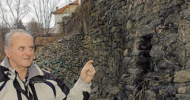 Jan Krabec ukazuje místo, kde části hradeb ve Stříbře hrozí zřícení