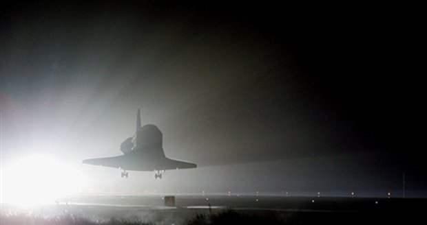 Raketoplán Atlantis před přistáním na floridském mysu Canaveral.