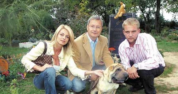 Bouček (vpravo) a Hvížďala s přítelkyní Terezkou a jejich
mazlíčkem Amálkou přišli ´zkontrolovat´ psí hřbitov na Praze 8