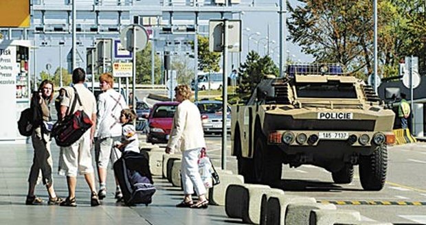 Obrněné transportéry nevyváděly turisty z míry.