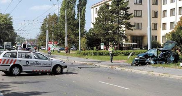 Auto městské policie se čelně střetlo s protijedoucím renaultem