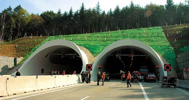 Nejdůležitější součástí nového dálničního obchvatu je tunel skrz vrch Valík. Poslední detaily se na tunelu vylaďovaly před jeho samotným otevřením.