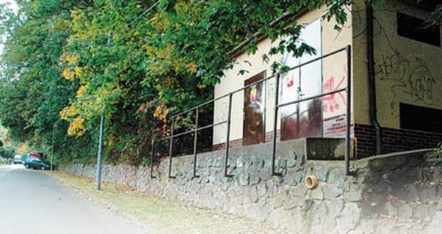 Kabel pachatel ukryl do lesíka a zahrabal listí. Vůz, do kterého smrtící proud zavedl, stál na stejném místě, jako automobil, na který ukazuje šipka