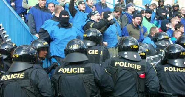 Policisté to opravdu neměli jednoduché!