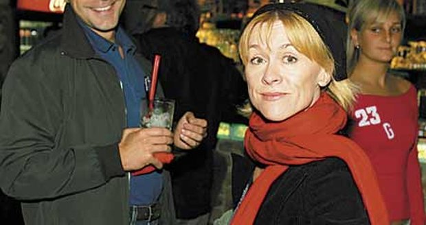 Dana Batulková přišla do Waikiki zkontrolovat dceru Marianu Prachařovou (na snímku z natáčení s Hanou Vagnerovou) a také pozdravit kolegy z natáčecího týmu, s nimiž sama spolupracovala na seriálu Redakce