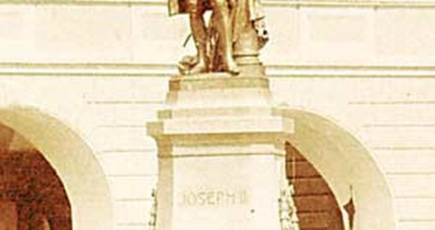 2,4 metry vysoká socha Josefa II. byla na novojičínském náměstí odhalena v roce 1902