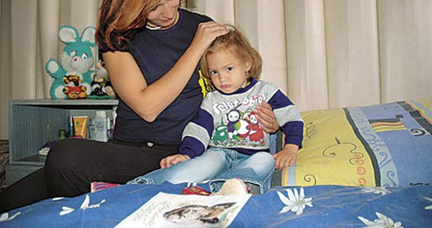 Viktorka (3), která s maminkou a bratrem našla v šumavském Husinci střechu nad hlavou, se už běsnění tchyně nemusí obávat.
