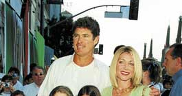 David s Pamelou a dcerami Taylor
Ann (vpravo) a Hayley v dobách rodinného štěstí. Podle obžaloby,
jejíž protokol zaplňuje 66
stránek,však hrdina ´Pobřežní
hlídky´mnoho let své dcery sexuálně obtěžoval a veškerá idyla byla jen k