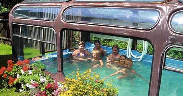 Ze starého autobusu byl nejprve skleník a pak se z něj stal téměř dokonalý bazén.