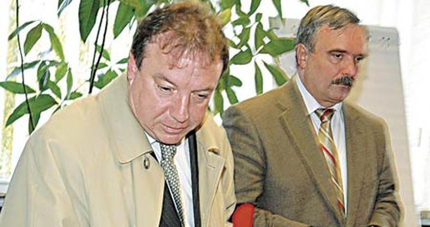 Vladimír Bártl (vlevo) se dál cítí být primátorem. Jeho ODS poprvé v novodobé historii nebude ve vedení města. Skončili v poli poražených spolu exkoaličními partnery z ČSSD a SNK ED. Vlastimil Vozka (SMM) pomohl komunistům k moci. Ti byl