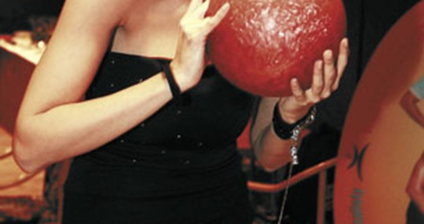 Iva Kubelková se prý bowlingem příjemně odreaguje