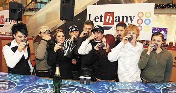 Nezletilí pili ´šampus´