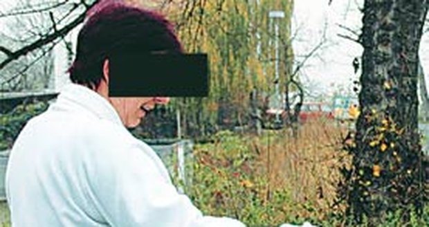 ´Tady se to stalo,´ ukázala paní Marie. Bojí se ukázat tvář, aby se
jí lupič nemstil.