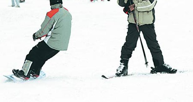 Na Černé hoře je pravá zima... Několik desítek centimetrů umělého sněhu a lyžaři jsou ve svém živlu