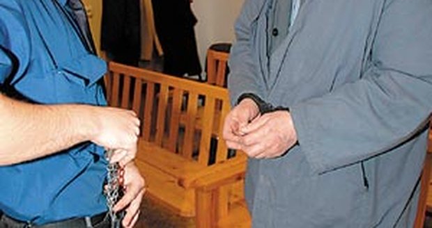Vězeňská eskorta snímá Karlu Slukovi pouta v soudní síni