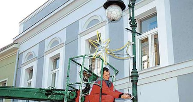 V Lounech letos investovali 80 000 korun i do nové výzdoby ulic.