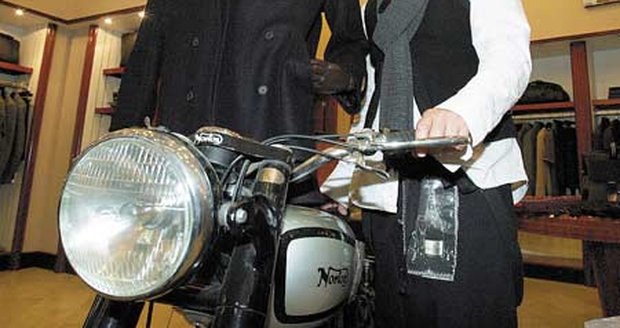 Jiří Korn se po vyzdobení výlohy v jednom pražském butiku v Pařížské ulici kochal historickou motorkou