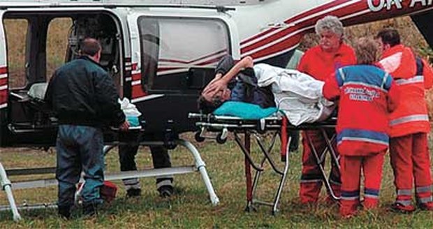 Muž si nohu téměř amputoval,
když řezal vánoční stromky. Díky rychlému převozu a úspěšné operaci mu lékaři končetinu zachránili.