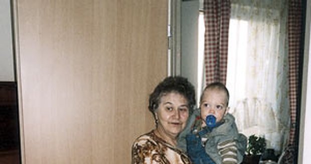 Rok 2006: téměř o čtvrt metráku lehčí. Na fotce se svým nejmladším vnukem Kubou.

